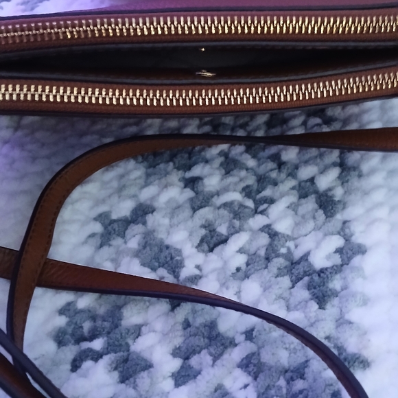 Authentic Michael Kors Pebble Leather Crossbody Bag - Picture 5 of 7